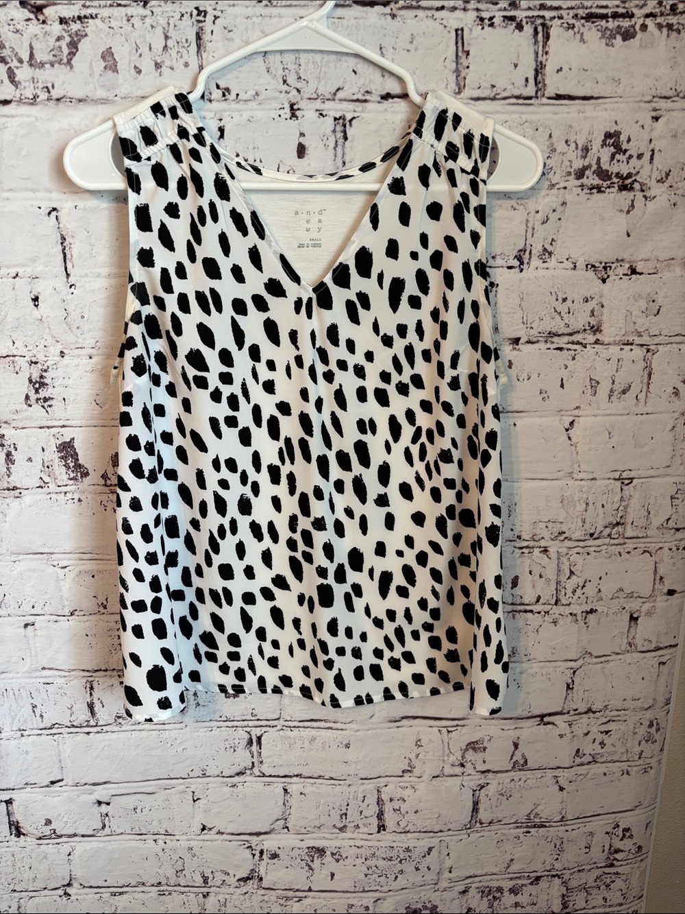 Women’s Black & White Printed V-Neck Sleeveless Top